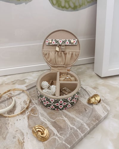 Sisco Jewelry Case - Retro Olive - Lifestyle