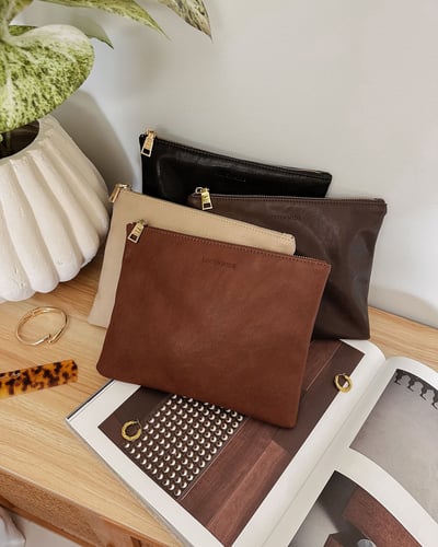 Louie Pouch   - Saddle Chocolate - Lifestyle