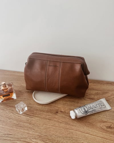 Albie Cosmetic Case - Saddle Cognac - Lifestyle