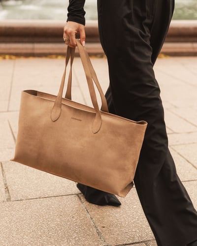 Elke Tote Bag   - Suede Honey - Lifestyle