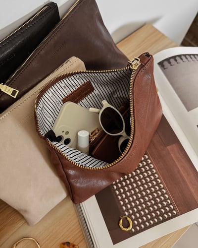 Louie Pouch   - Saddle Cognac - Lifestyle