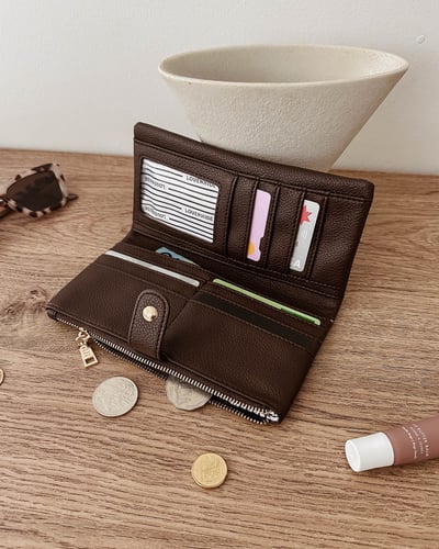 Stella Wallet - Chocolate - Lifestyle