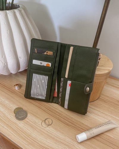 Stella Wallet - Olive - Lifestyle