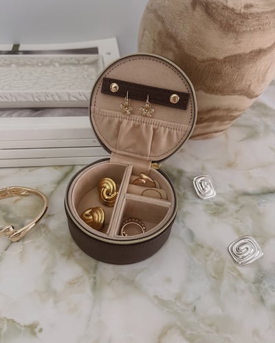 Sisco Jewelry Case - Chocolate - Lifestyle