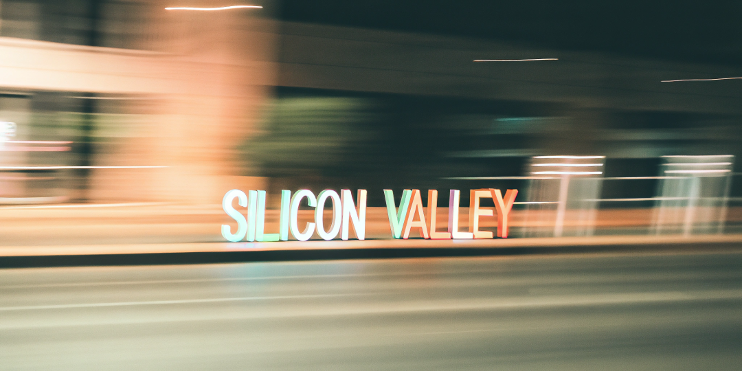 在分析了 2443 家 AI 公司和 802 位投资人后，我们发现…