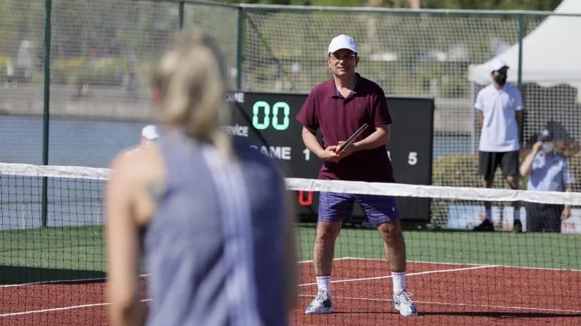 Ekrem İmamoğlu ve Dilek İmamoğlu Haliç'te tenis oynadı.