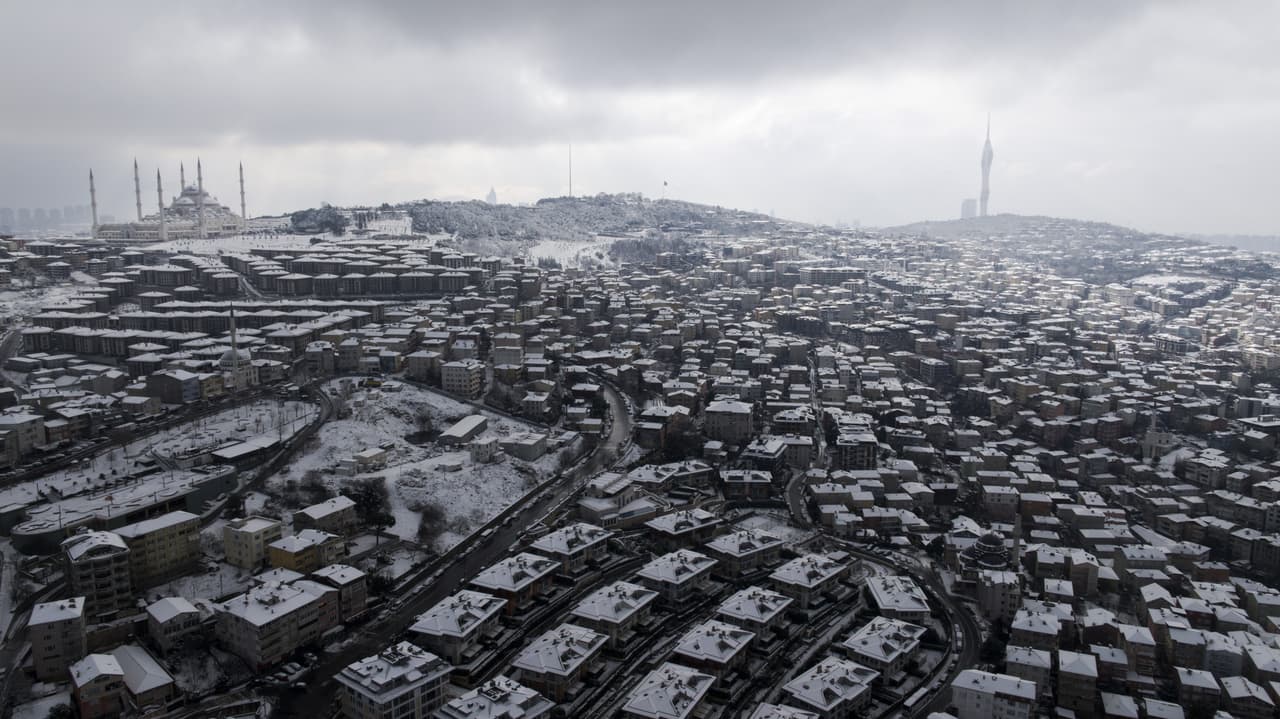 İstanbul'da kar yağışı aralıklarla sürüyor