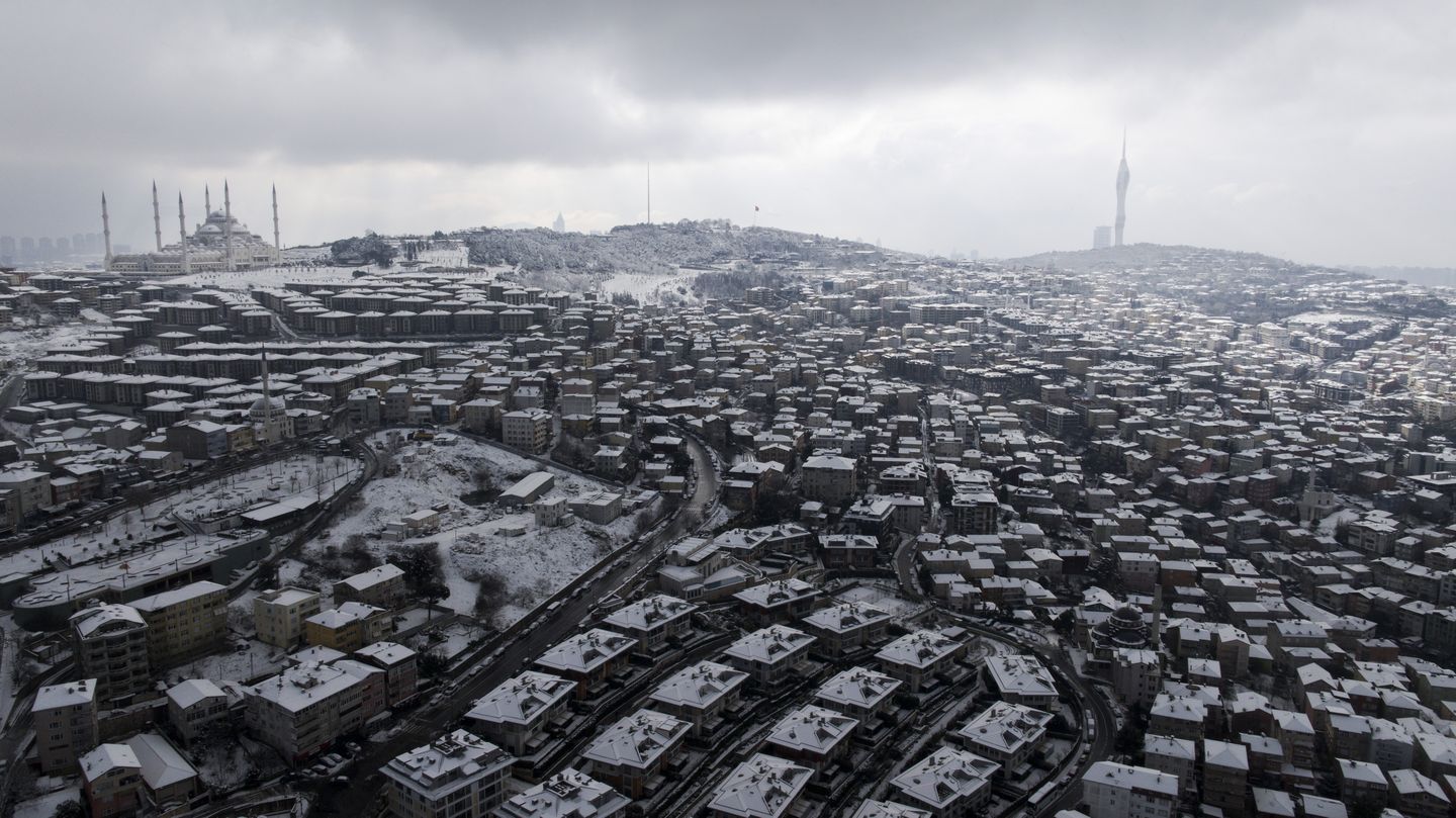 İstanbul'da kar yağışı aralıklarla sürüyor