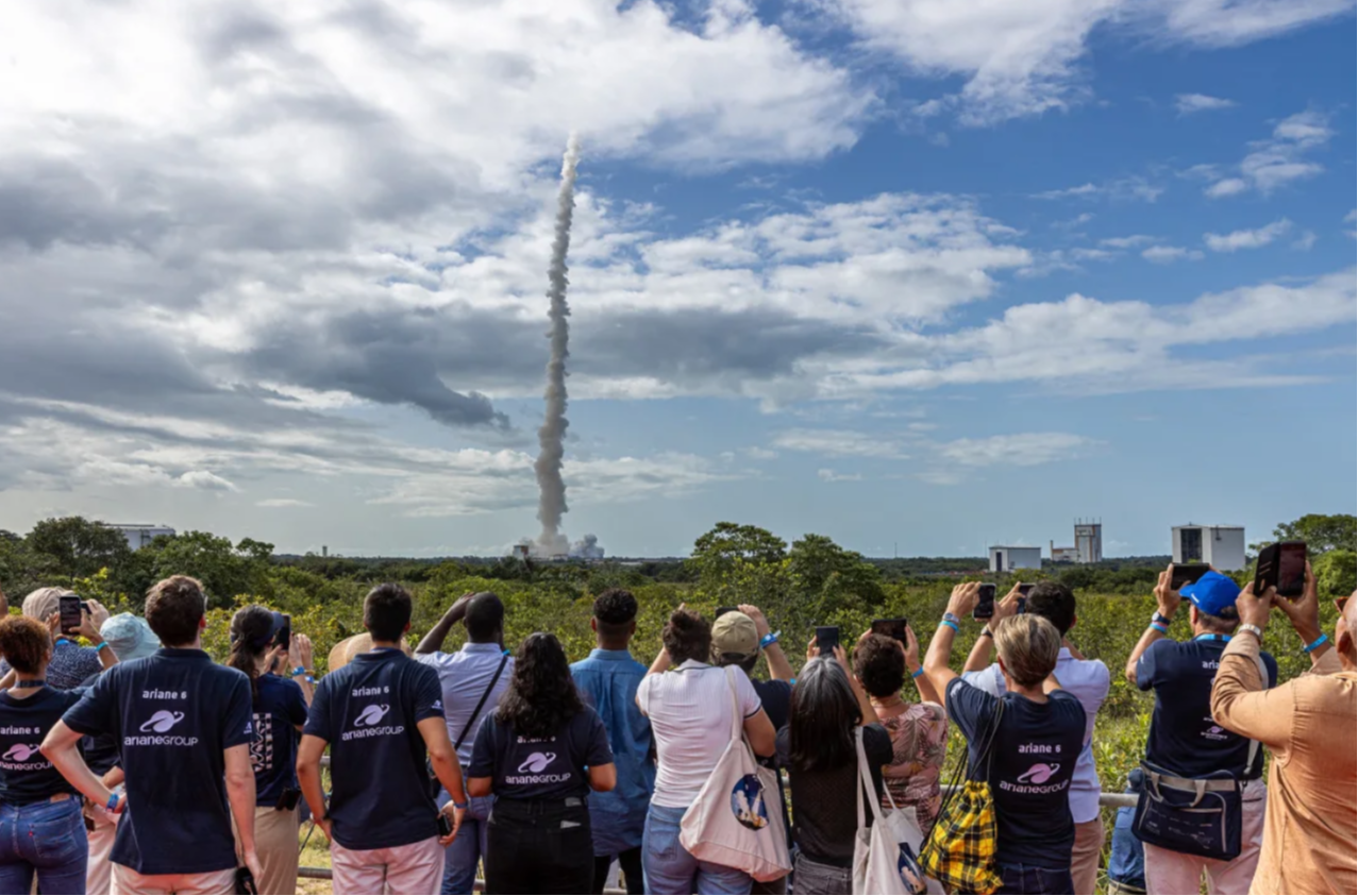 Ariane 6'yı izleyen seyirciler