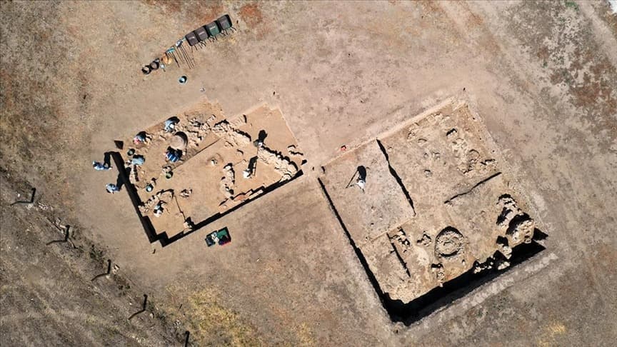 Tepecik Höyüğü'nde saray yapısı ve tahıl küpleri bulundu