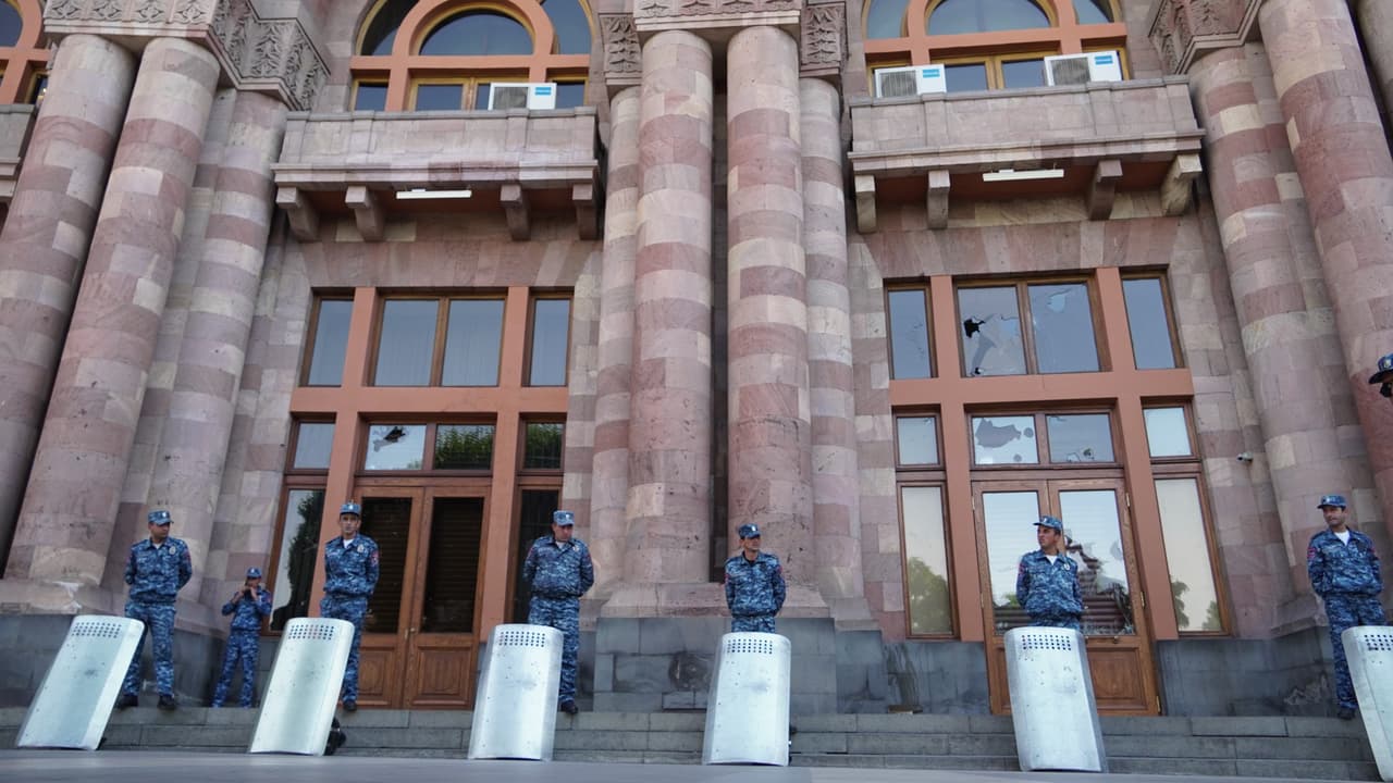 Ermenistan'da üst düzey komutanlara darbe gözaltısı