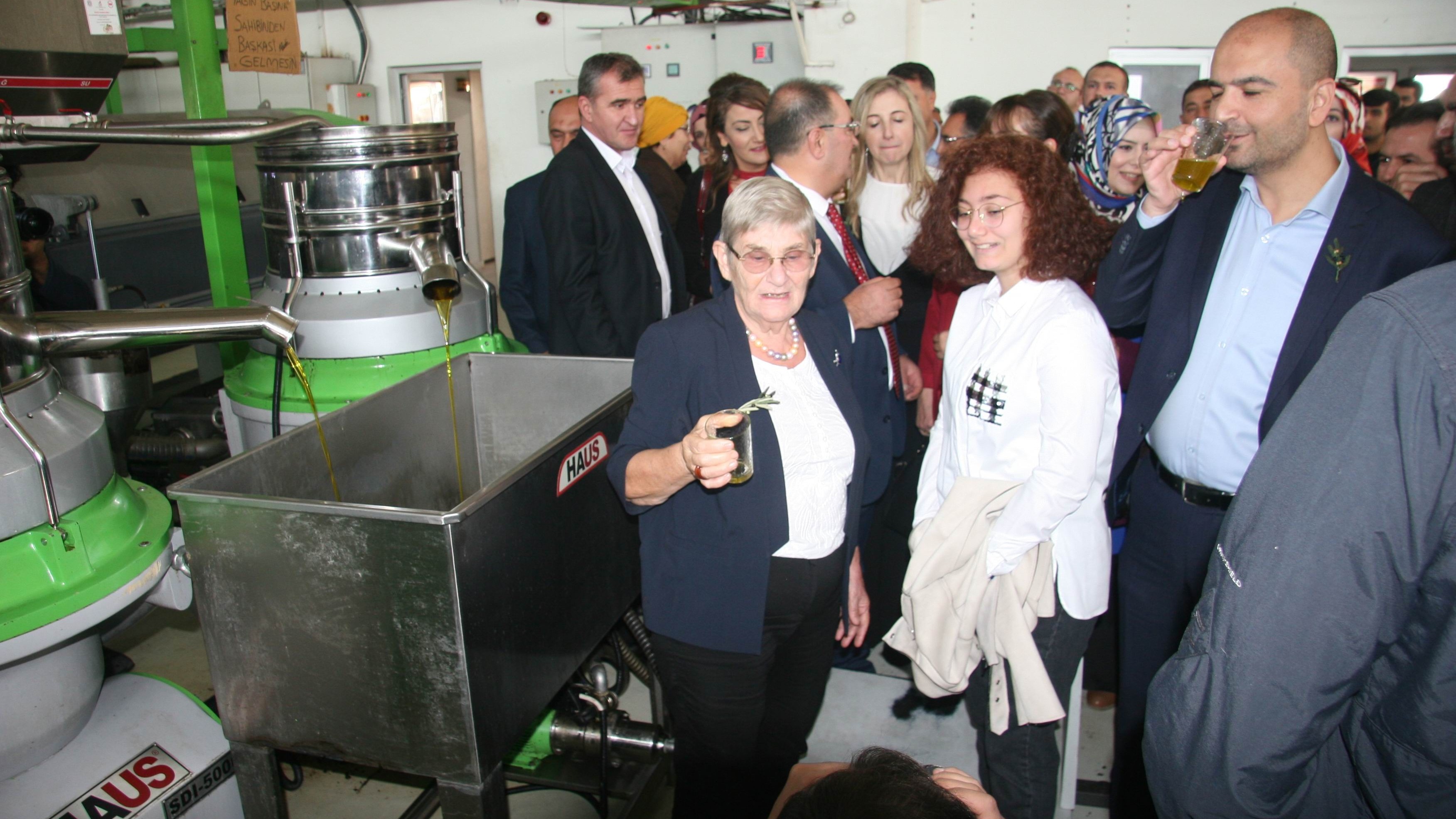 Prof. Dr. Canan Karatay zeytinyağı fabrikasında. Fotoğraf: İHA