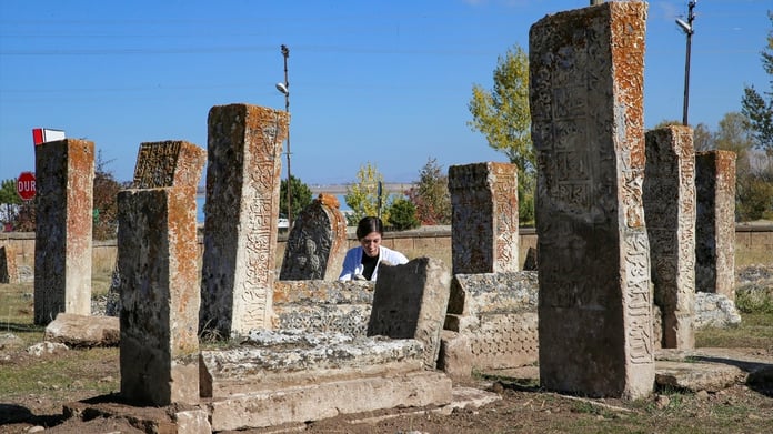 Van'da Selçuklu dönemine ait 45 yeni mezar bulundu