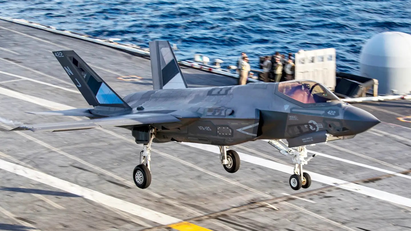 ABD'ye ait F-35C'nin kuyruğunda görülen ayna benzeri kaplamalar ne işe yarıyor?