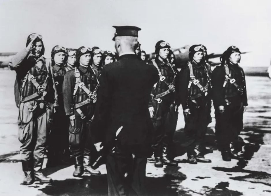 Japon donanma pilotları, Pearl Harbor'ı bombalamadan önce emir alıyor.