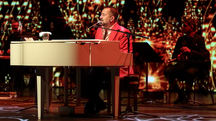 Ata Demirer'in kapalı gişe şovu: Yeni tarihler açıklandı