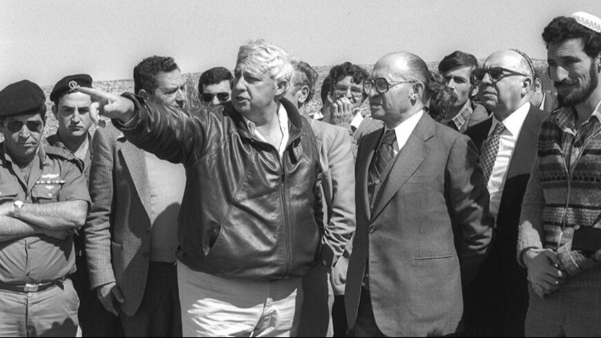 Ariel Şaron, 1981 yılında Batı Şeria'da yeni yerleşim yerleri planını, dönemin İsrail Başbakanı Menachem Begin'e anlatıyor.&nbsp;