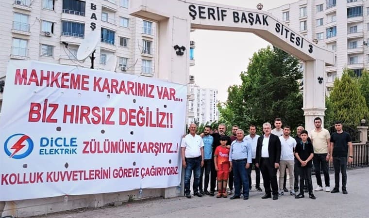 “Biz hırsız değiliz” yazılı pankart asmışlardı kaçak hat çekerken yakalandılar