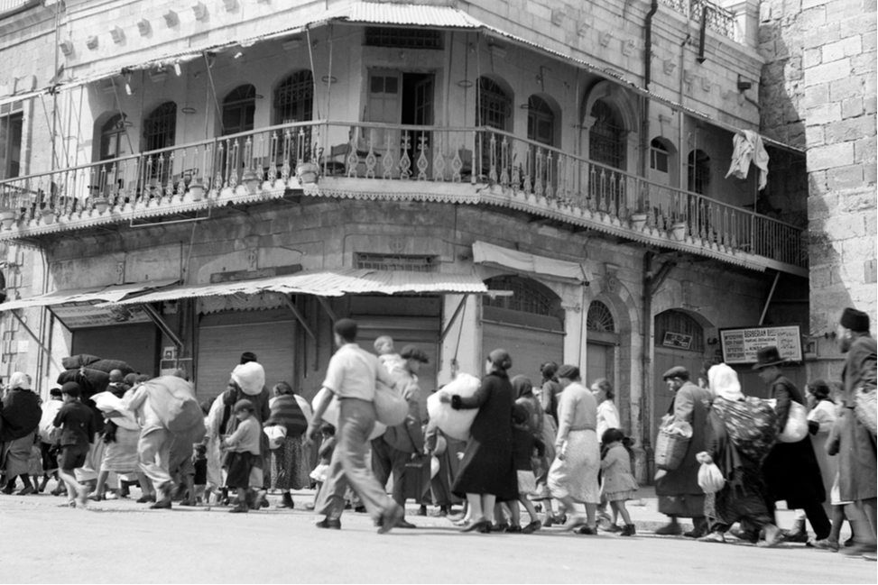 Yahudi aileler, 1936'da, Filistinliler ile Yahudi yerleşimciler arasında birkaç yıl süren şiddetin ardından gelen Arap İsyanı sırasında Kudüs'ün Eski Şehri'ni tahliye etti.