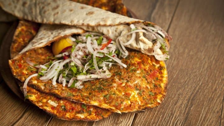Ankara'da bir kebapçı "Dubai lahmacunu" satmaya başladı
