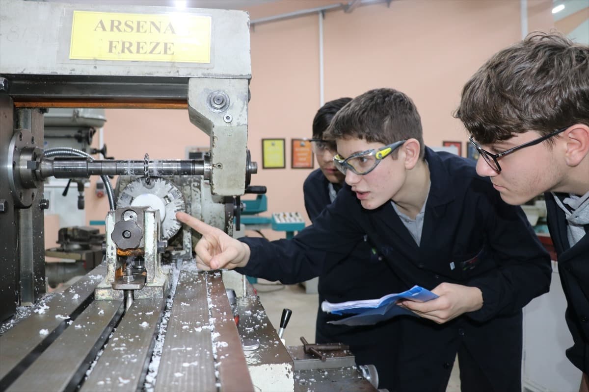 Kocaeli Meslek Lisesi Savunma Sanayi Ara Elemanı Yetiştiriyor