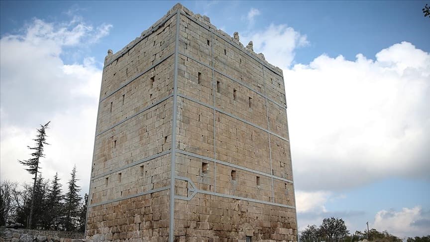 Uzuncaburç Antik Kenti'nde rahip kralların kaldığı 2400 yıllık kule restore edildi