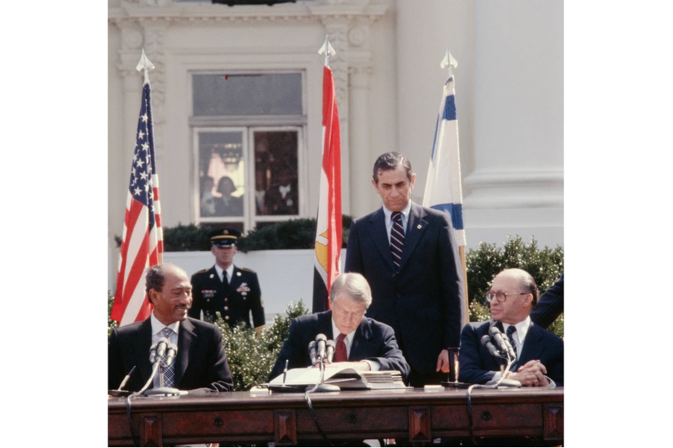 ABD başkanı Jimmy Carter, Mart 1979'da Arap-İsrail barış anlaşmasına tanık oluyor; yanında Mısır Devlet Başkanı Enver Sedat (solda) ve İsrail başbakanı Menachem Begin de bulunuyor.