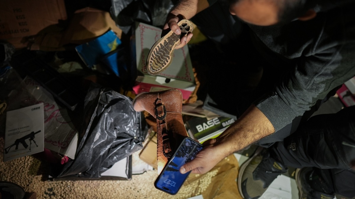 Devrik rejim uyuşturucuyu paketlemek için botları kullanmış. Fotoğraf: AA
