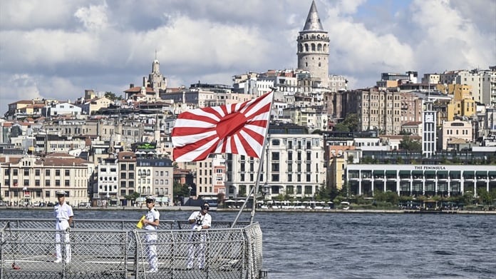 Japonya Deniz Öz Savunma Kuvvetleri eğitim gemileri İstanbul Sarayburnu Limanı'na demirledi
