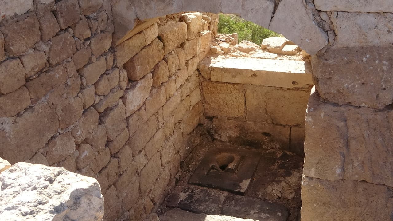 Kirikos Kalesi'nde 700 yıllık tuvalet bulundu