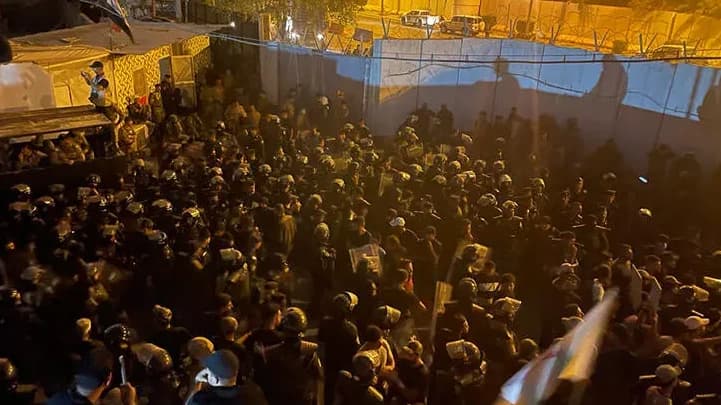 Irak'ta İsveç Büyükelçiliği ateşe verildi