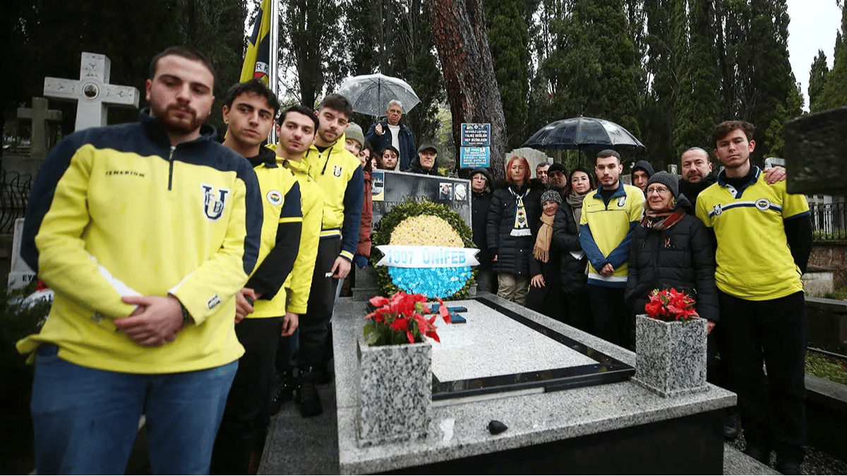 Lefter&nbsp;Küçükandonyadis bugün (13 Ocak) mezarı başında anıldı. Fotoğraf: Fenerbahçe Spor Kulübü