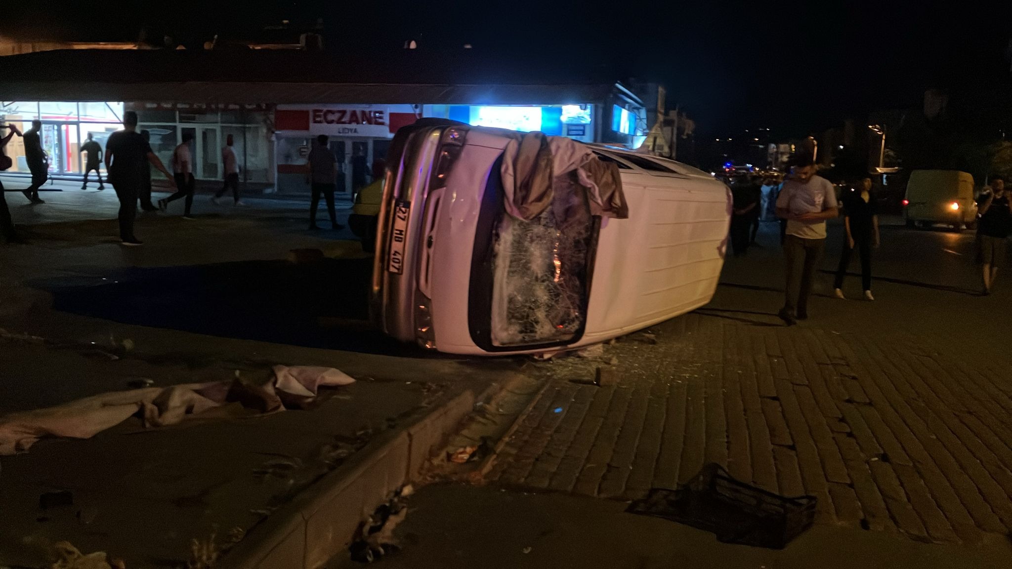 Öfkeli grup Suriyelilere ait olduğu düşünülen araçlara zarar veriyor