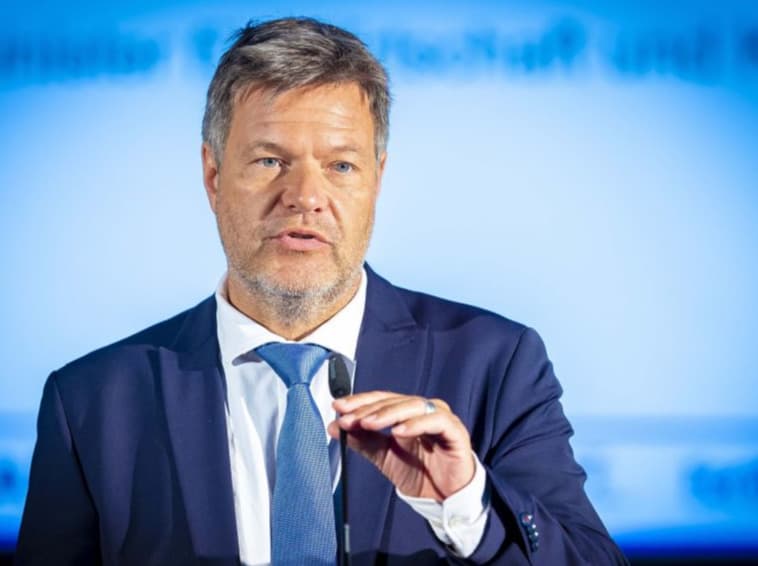 Habeck: Enerji bağımlılığının acı dersini aldık