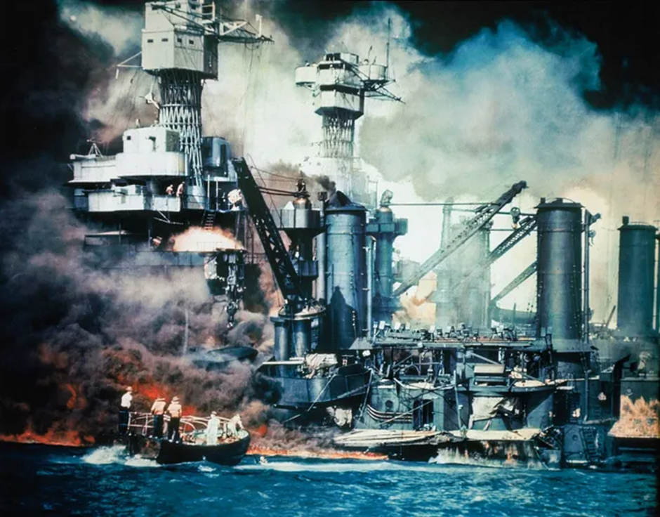 Kurtarma ekipleri, USS zırhlısı olarak Pearl Harbor'dan bir mürettebat çıkardı. 