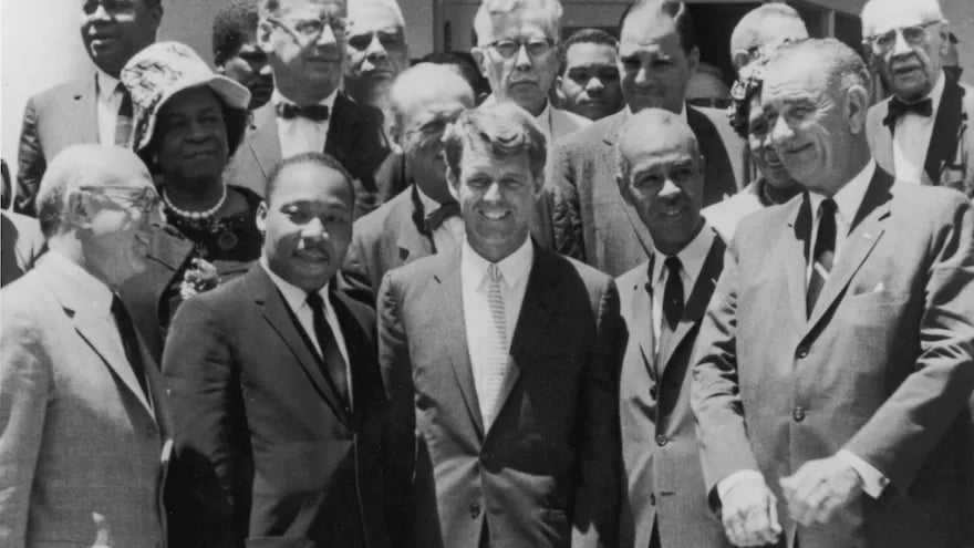 Anti-Defamation League of B’nai B’rith&nbsp;1913 yılında Chicago’da üst düzey Amerikan politilacılarının katılımı ile kurulmuştur.&nbsp;