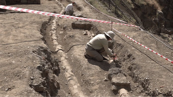 Bitlis Kalesi'ndeki arkeolojik kazılarda içme suyu şebekesi bulundu