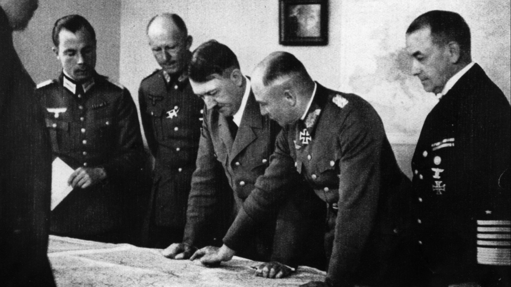 Adolf Hitler,&nbsp;Yahudi Masası Başkanı Franz Rademacher ve SS subayları