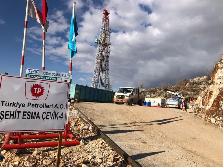 Gabar Dağı'ndaki petrol sahasında açılan artezyen kuyusundan petrol çıktı