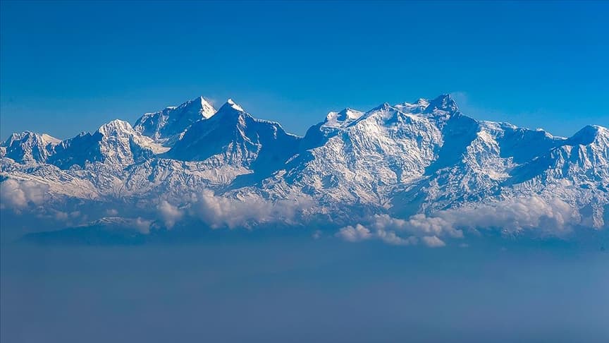 Himalayalar'da 11 ton çöp, 4 ceset bulundu