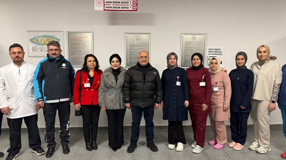 Aksaray Valisi Mehmet Ali Kumbuzoğlu hastane personeli ile. Fotoğraf: AA&nbsp;
