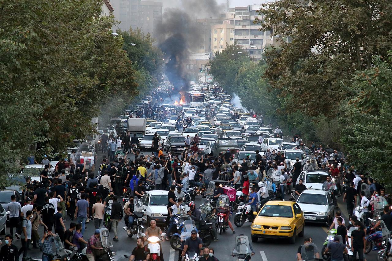 İran'da, protestocular yeniden sokak ve caddelere çıktı