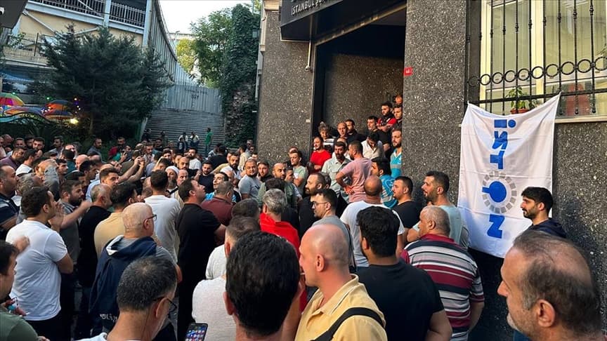 İBB ile imzalanan toplu sözleşmeyi reddeden çalışanlar eylem yaptı