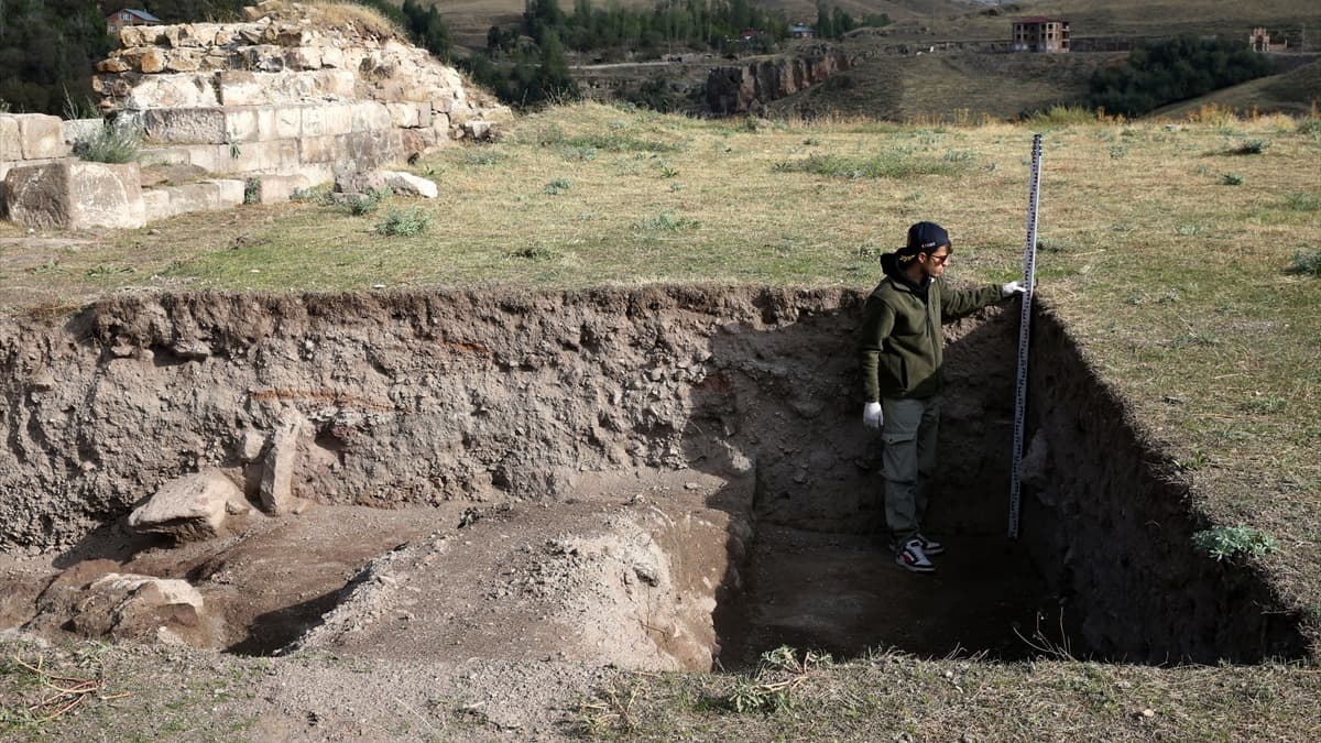 Eski Ahlat Şehri Kalesi'nde yapılan kazı çalışmalarında su sarnıcı ortaya çıkarıldı