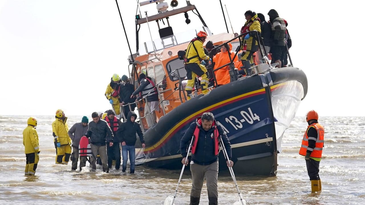 İngiltere giderek büyüyen göçmen krizi ile başa çıkmaya çalışırken Londra-Paris hattındaki ilişkiler geriliyor