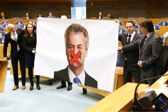 2016 yılında Özgürlük Partisi üyeleri,Geert Wilders'ın suçlu bulunmasında dolayı parlamentoda protesto düzenledi.