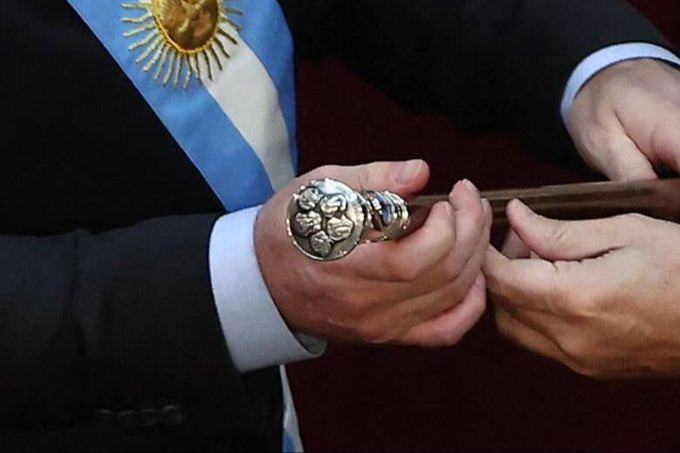Arjantin’de cumhurbaşkanı seçilen aşırı sağcı Javier Milei, başkanlık yemininden sonra başkanlık bastonuna klonlanmış köpeklerinin yüzlerini yazdırdı