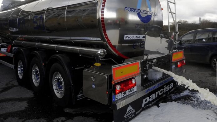 İspanya'da süt dökme eylemi