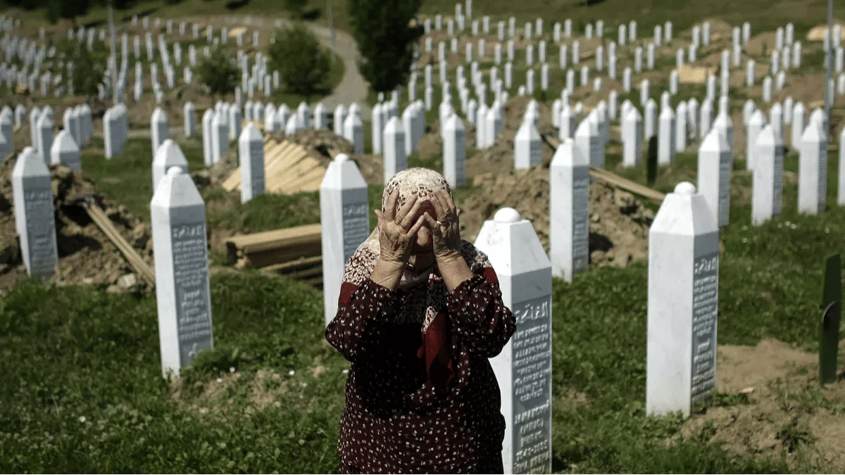 Bosna Hersek'te 11 Temmuz 1995'de yaşanan Srebrenitsa Soykırımı'nda en az&nbsp;8372 Boşnak Müslüman Sırplar tarafından öldürüldü.