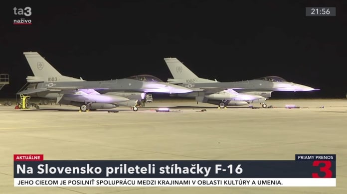 ABD'nin teslim edeceği 14 yeni F-16 savaş uçağından ilki Slovakya'ya teslim edildi